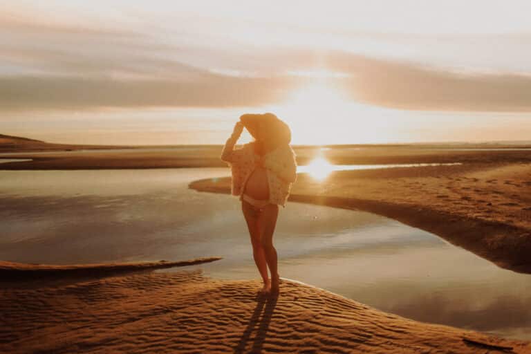 Séance grossesse à la Golden Hour dans les Landes