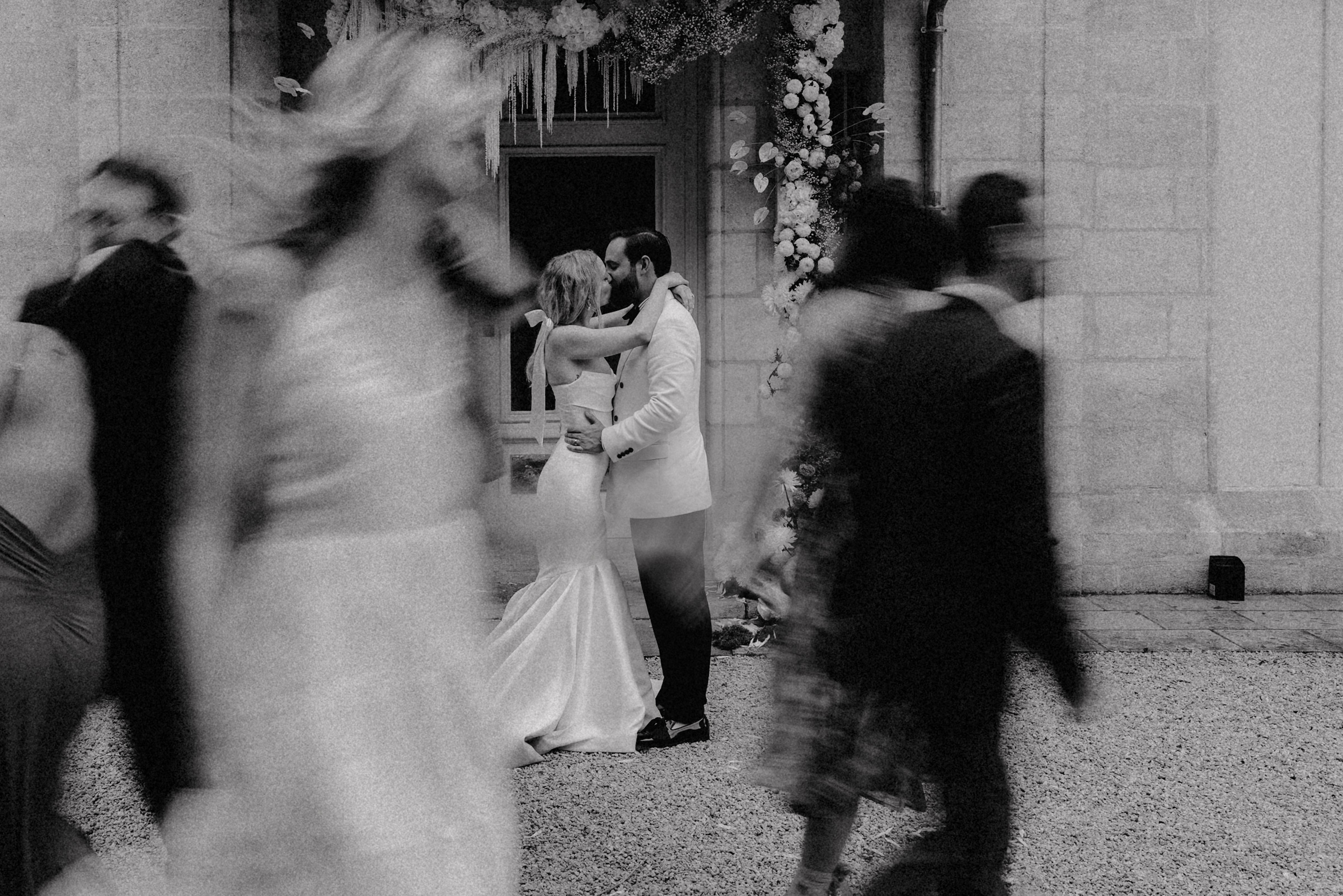 Photo artistique en flou de mouvement pendant un mariage à Bordeaux, style éditorial moderne.